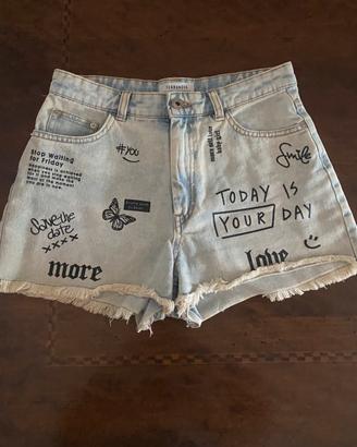 Shorts con scritte