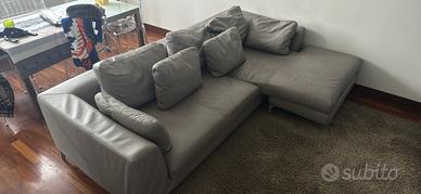 Divano in Pelle grigio tortora.