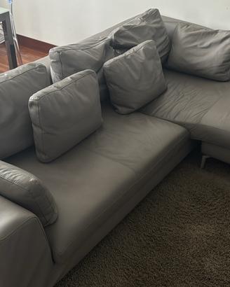 Divano in Pelle grigio tortora.