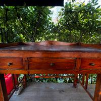 Scrivania restaurata