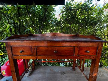 Scrivania restaurata