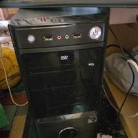 Computer fisso nero completo di tastiera e mouse