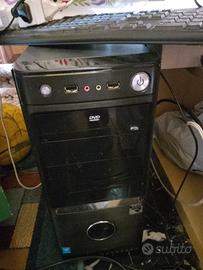 Computer fisso nero completo di tastiera e mouse