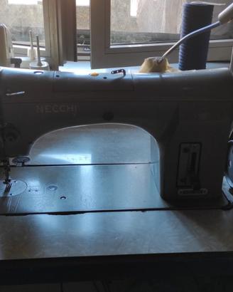 Macchina per cucire industriale NECCHI in METALLO