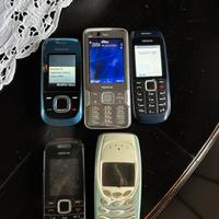 Lotto di 5 cellulari Nokia più accessori