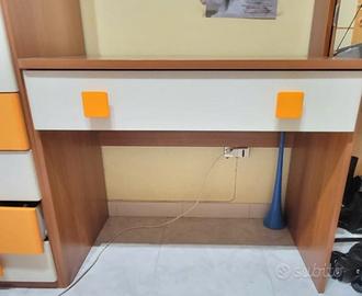 Scrivania usata poco e sedia 