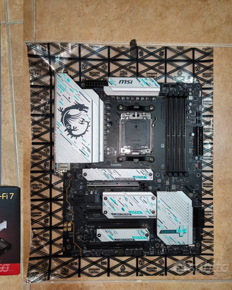 Lotto PC: case, scheda madre, SSD e alimentatore