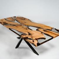 Tavolo in castagno e resina epossidica