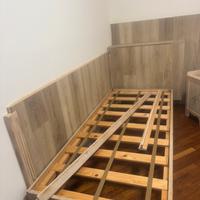 Letto singolo in legno per angolo