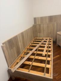 Letto singolo in legno per angolo