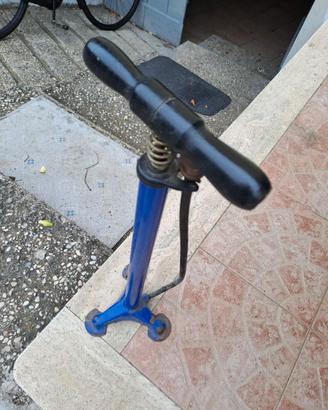 Pompa bicicletta gonfia ruote bicicletta corsa
