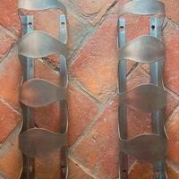 Due portabottiglie in metallo