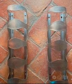 Due portabottiglie in metallo