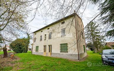 Villa bifamiliare da ristrutturare a Faenza