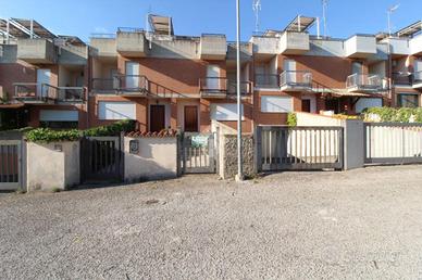 VILLA A SCHIERA A NEROLA