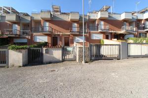 VILLA A SCHIERA A NEROLA