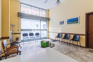 Negozio luminoso 48 mq a due passi dalla metro