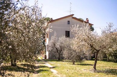 Villa di 559 m² con più di 5 locali e box auto a C
