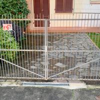 Due cancelli carrabili e ringhiera in ferro