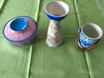 Set n. 8 oggetti in ceramica dipinta