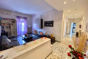Appartamento di 5 Vani ed Accessori con Terrazzo