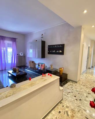 Appartamento di 5 Vani ed Accessori con Terrazzo