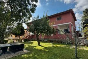 Villa bifamiliare ampia metratura