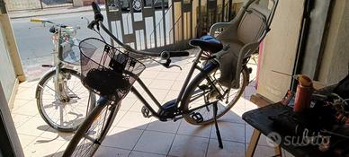 Bicicletta da donna con seggiolino per bambino
