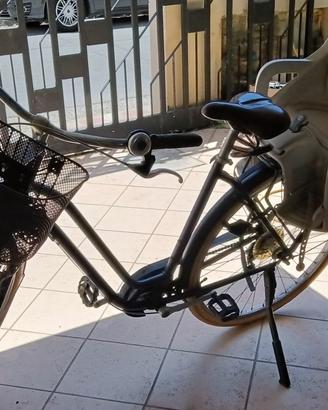 Bicicletta da donna con seggiolino per bambino