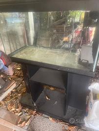 acquario con molti accesori