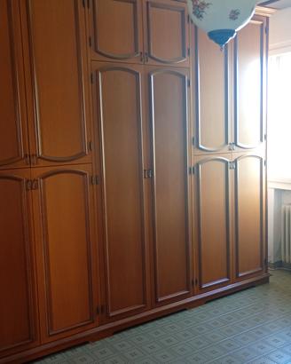Armadio in legno per camera matrimoniale 