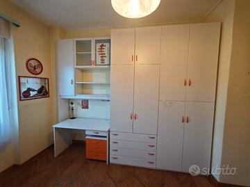 Cameretta completa con armadi libreria e scrivania