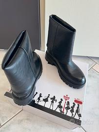 Stivaletti neri effetto stropicciato Lora Ferres