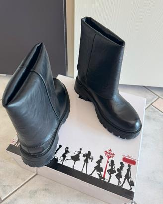 Stivaletti neri effetto stropicciato Lora Ferres