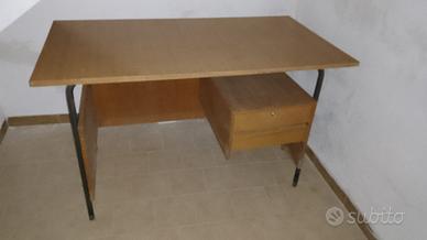 Scrivania tipo cattedra