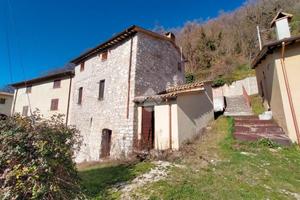CASA SEMINDIPENDENTE A FOLIGNO