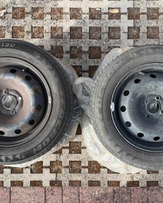 Treno 4 pneumatici invernali 185/65 R15 con cerchi