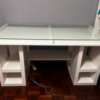 scrivania in legno e vetro