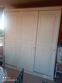 Armadio a tre ampie ante in legno 