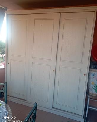 Armadio a tre ampie ante in legno 