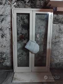 finestra in alluminio bianca