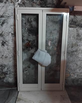 finestra in alluminio bianca