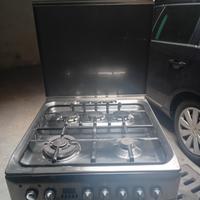 fornello a gas a 5 fuochi tenuto bene 