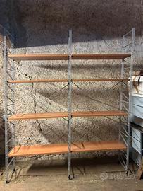 Libreria con ripiani in legno 280 cm x 235 cm (h)