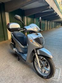 Honda SH 125i (2006) SOLI 18.000 km, con accessori