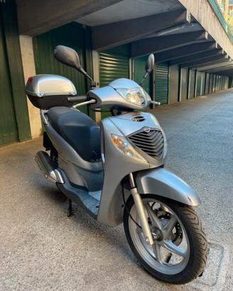 Honda SH 125i (2006) SOLI 18.000 km, con accessori