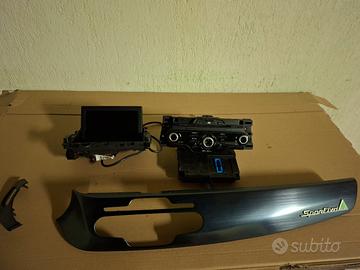 schermo navigatore con stereo e centralina bluet.