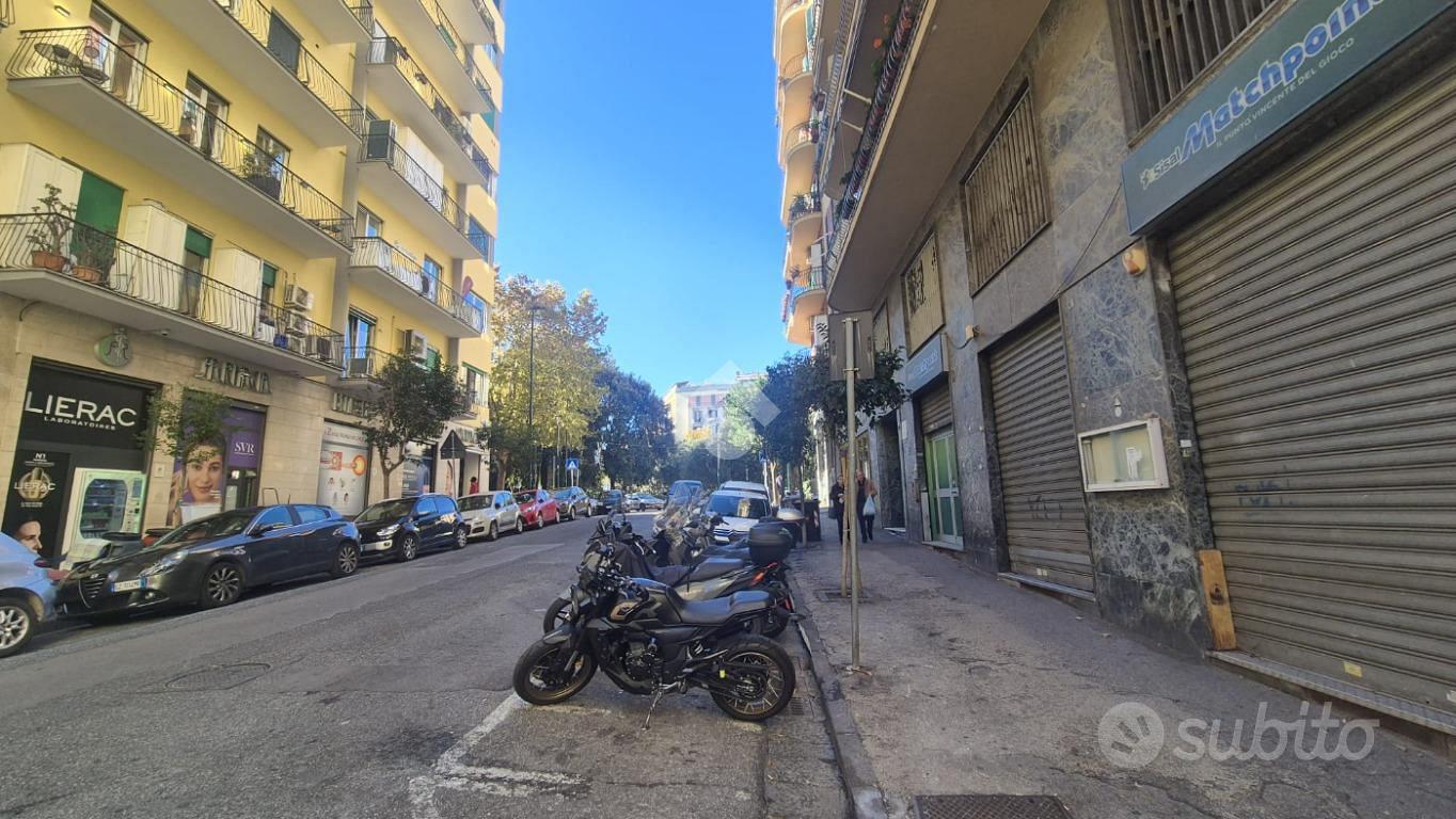 NEGOZIO A NAPOLI - Vista 2