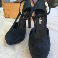 Eleganti scarpe blu scamosciate sul davanti e pell