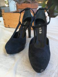Eleganti scarpe blu scamosciate sul davanti e pell